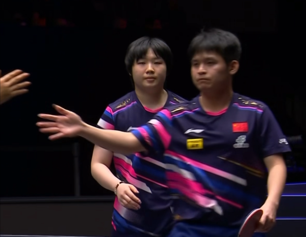 河南配资网 林诗栋蒯曼夺冠颁奖！蒯曼开心，林诗栋日常淡定，合影环节展可爱