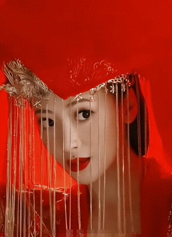 天胜资产 50岁陈紫函给1米7婆婆染粉色头发，不顾婆婆不耐烦，站一起像姐妹